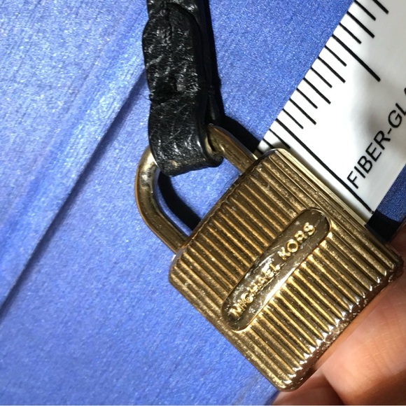 Michael Kors Lock Charm Hang Tag Gold Tone Keychain Key Fob Charm Vintage - Picture 6 of 6